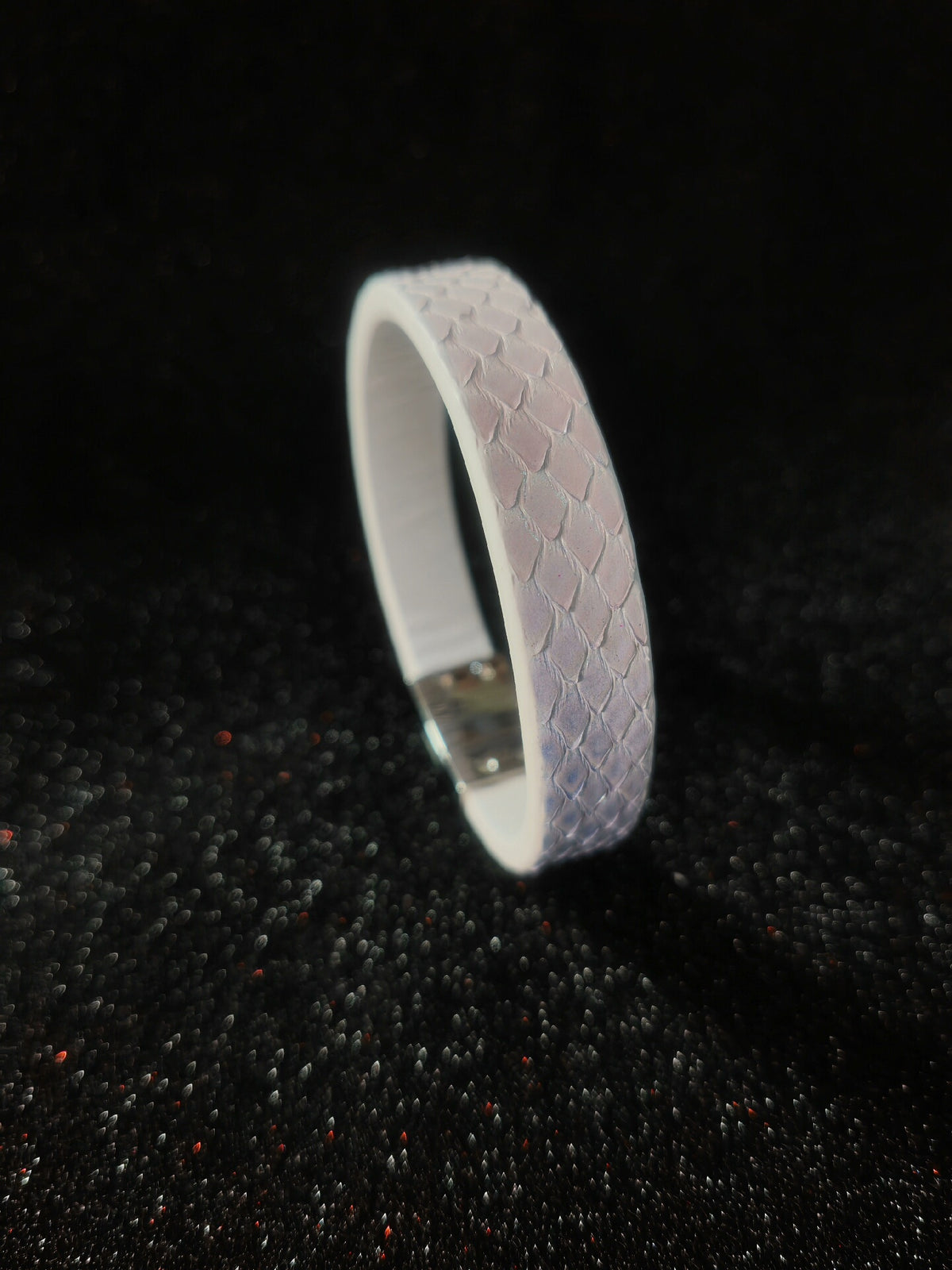 Bracciale rigido in pelle a serpente rosa e blu