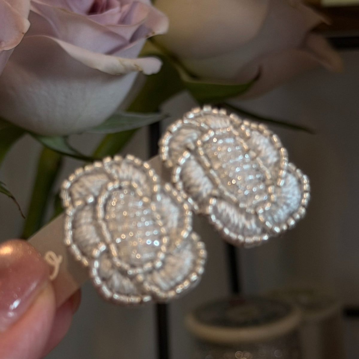 Brincos de Flor Bordada com Miçangas Cinza-Prateado