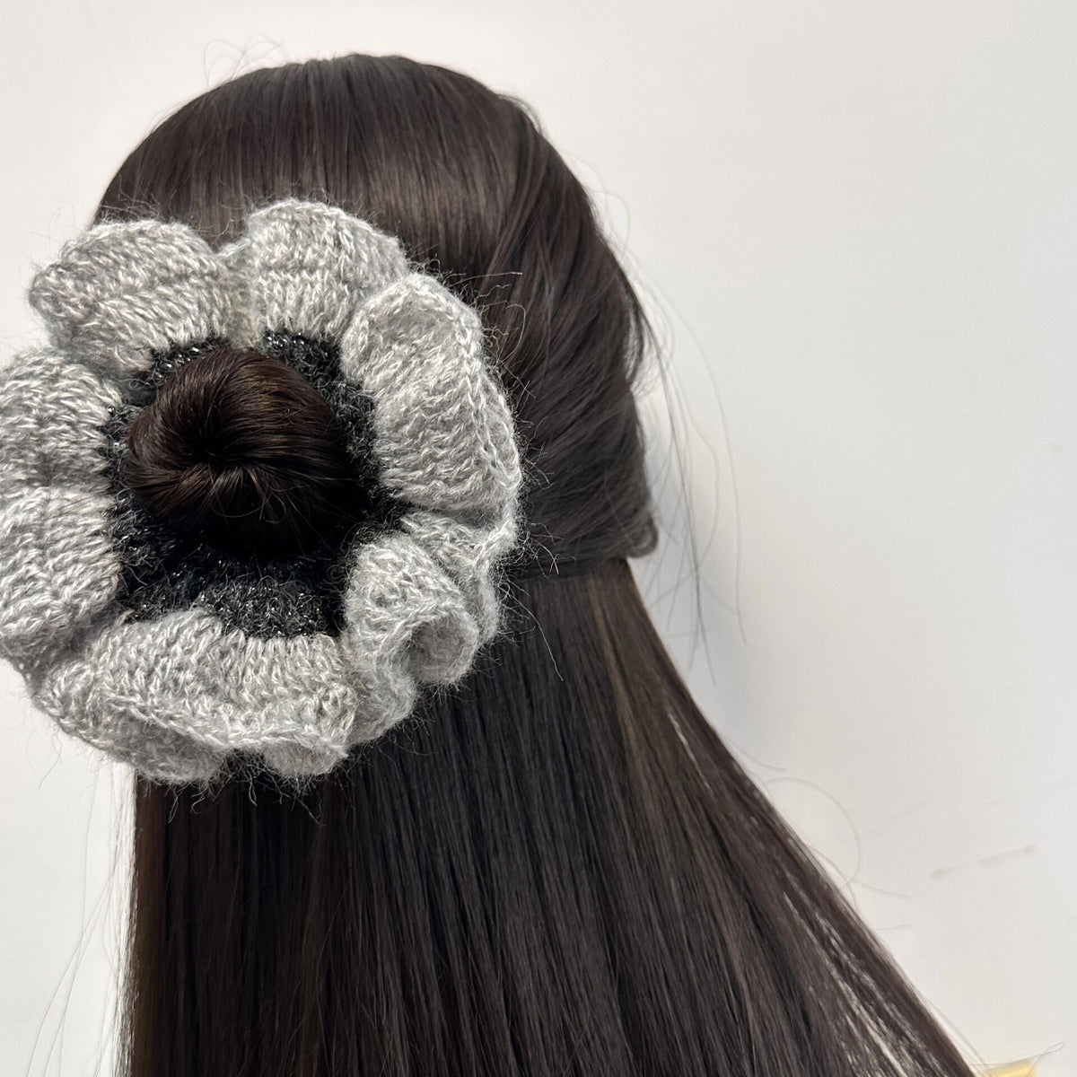 Handgemachtes Häkel-Scrunchy Grau Glitzer