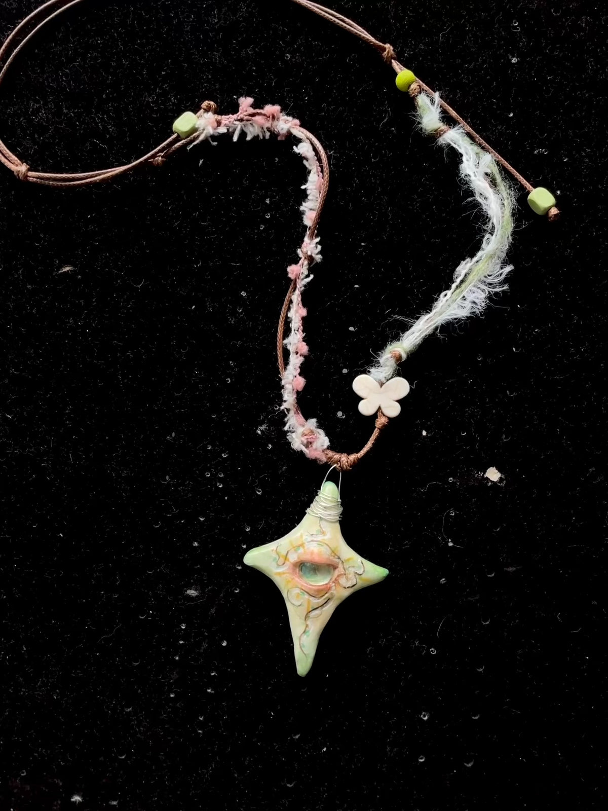 Colar com Pendente Artesanal de Estrela de Quatro Pontas
