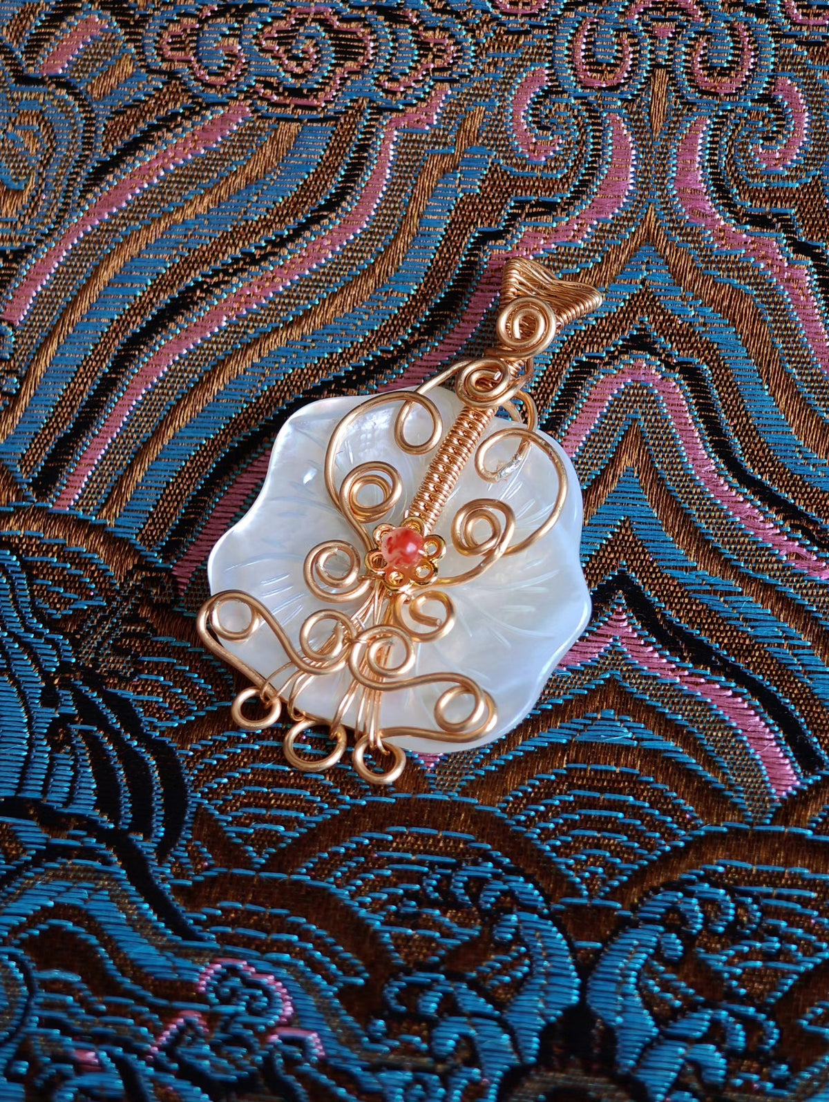 Pendentif en nacre avec fil doré et perles