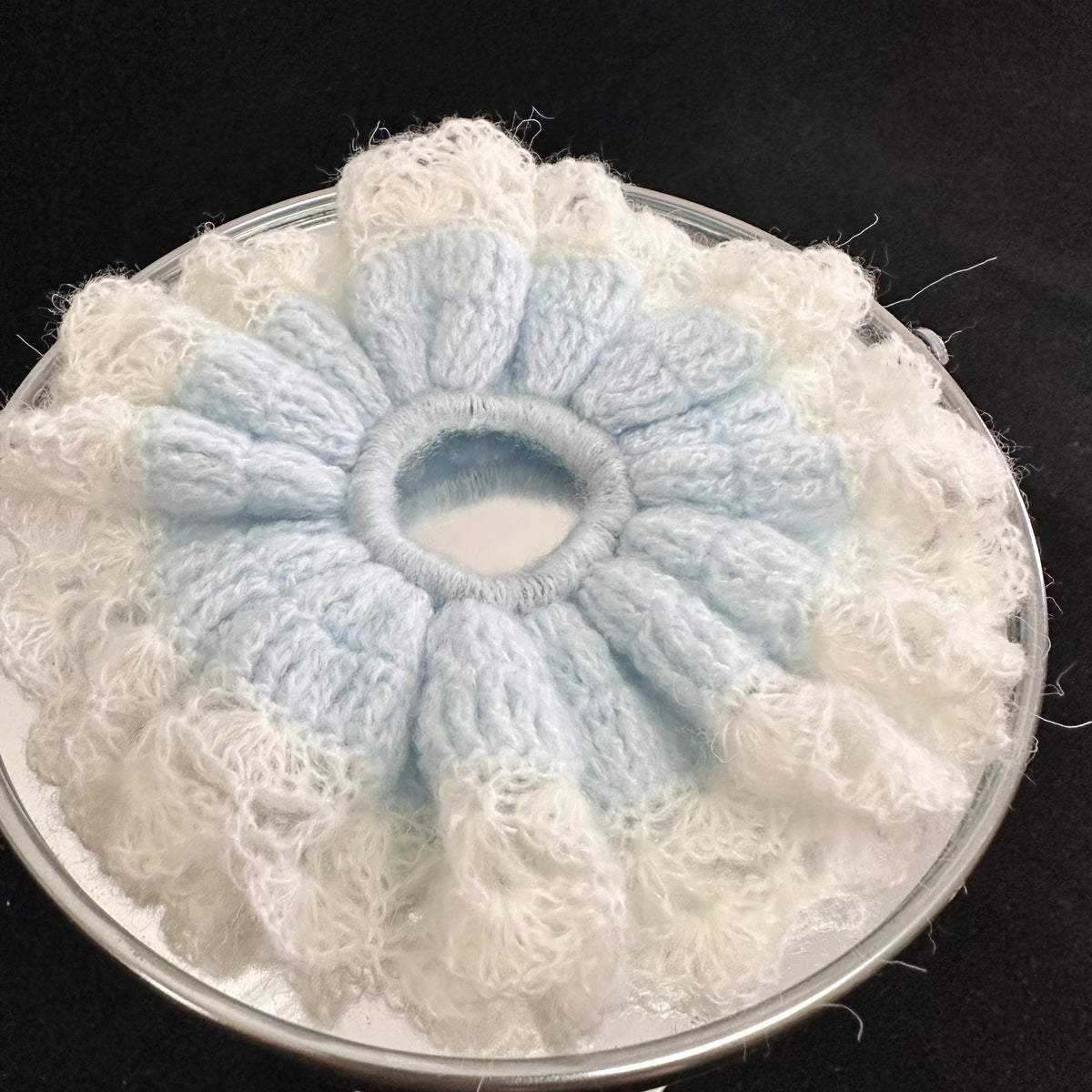 Elástico de Cabelo Floral Azul e Branco em Croché Feito à Mão