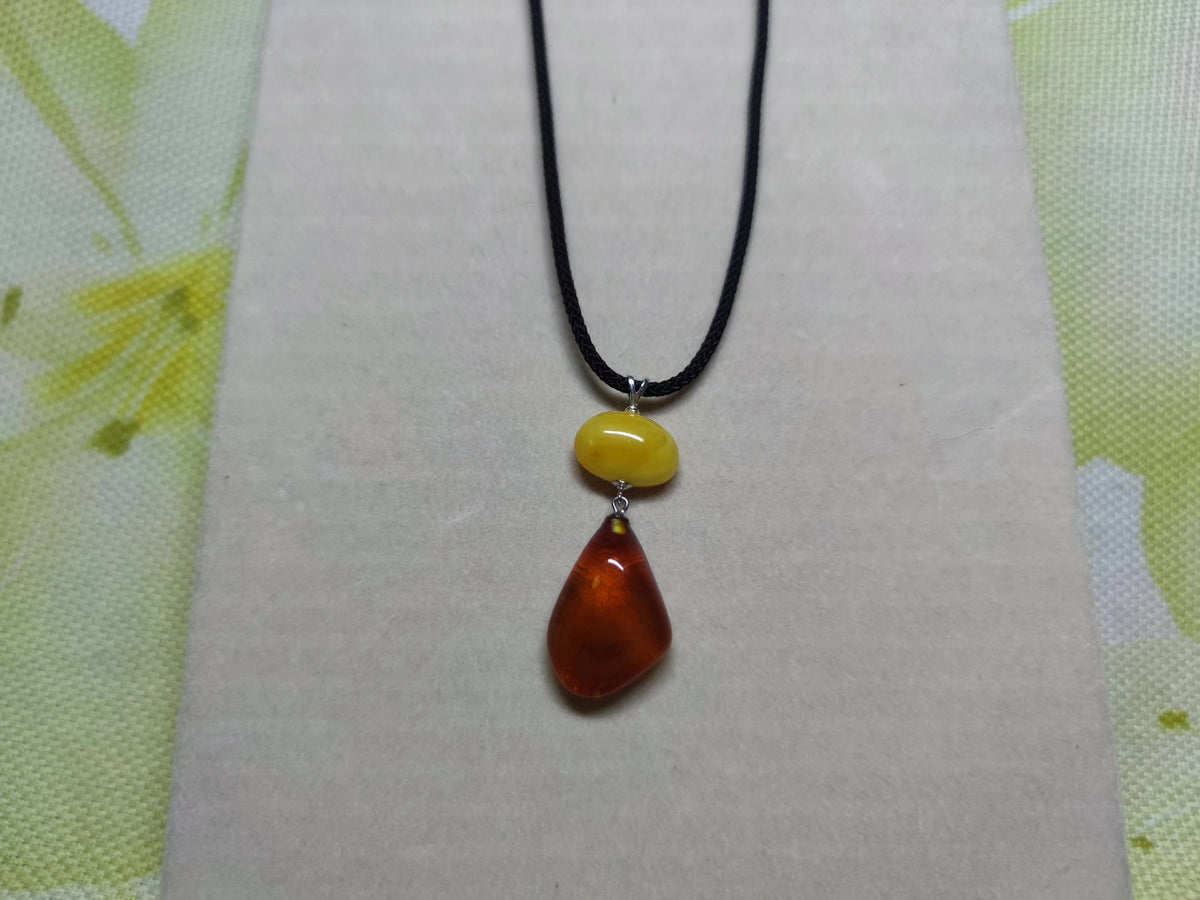Colar com Pendente Gota em Âmbar Cera Natural