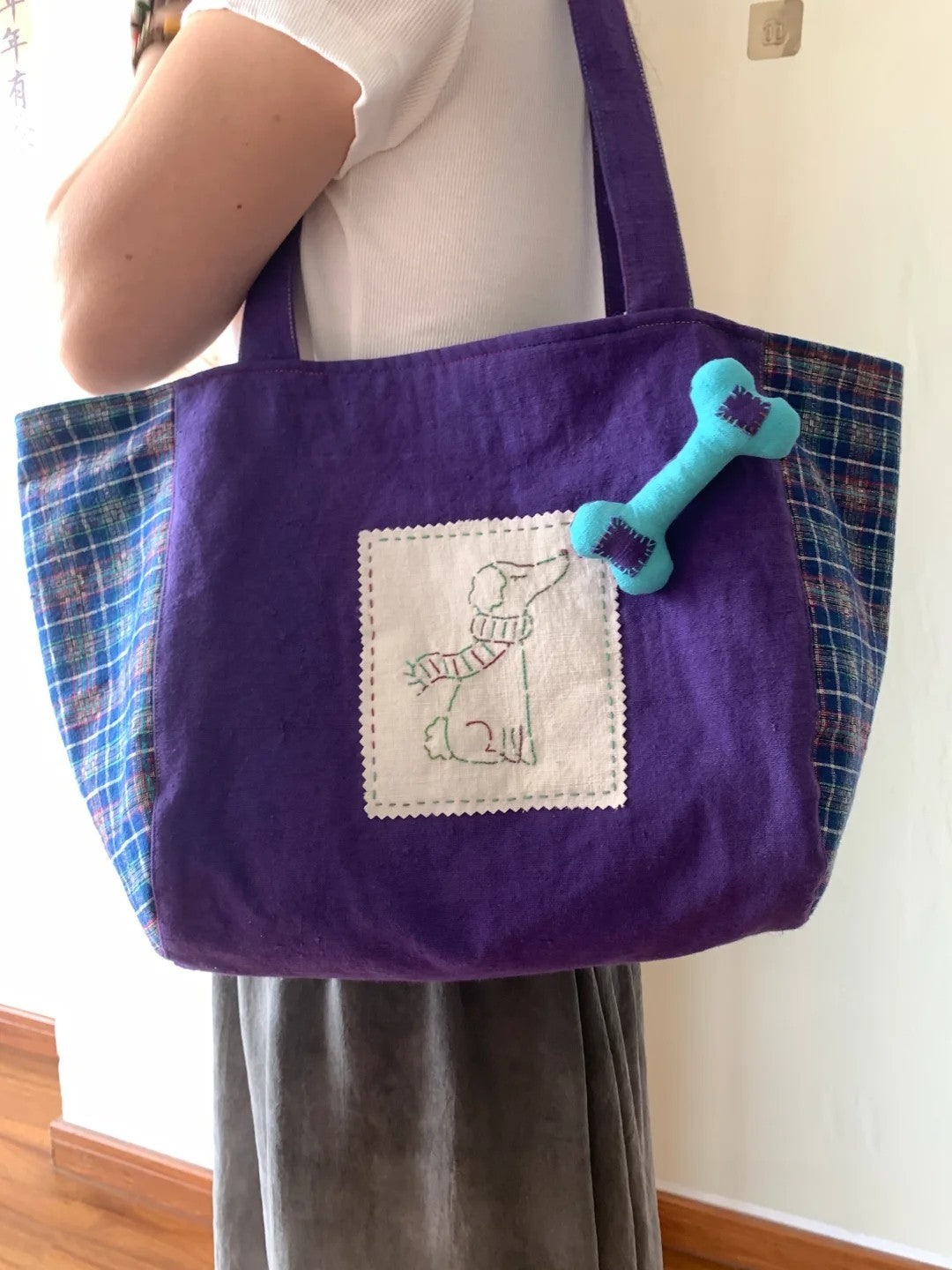 Bolso tote artesanal de algodón tejido con perro bordado en morado