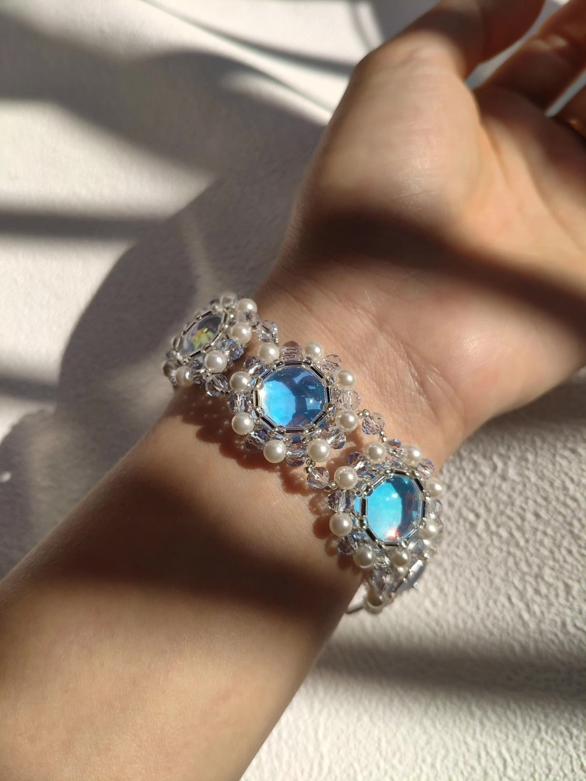 Blaues Perlenarmband mit facettierten blauen Steinen