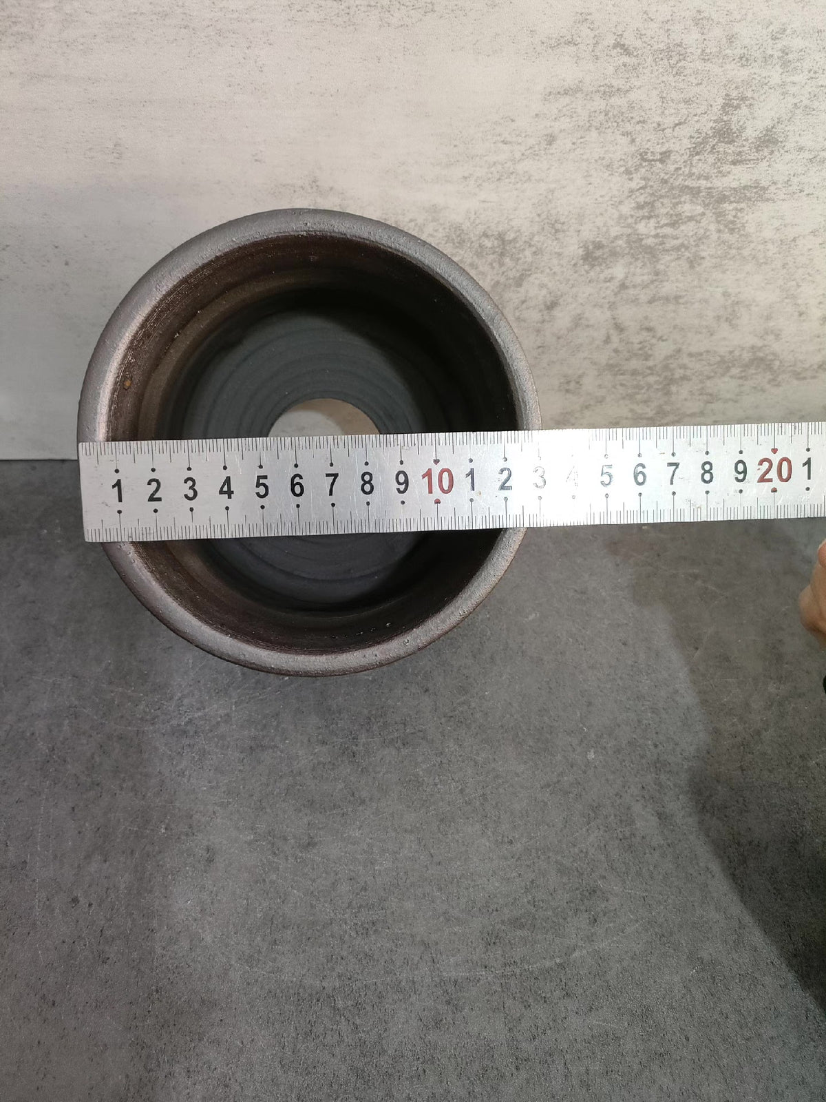 Vaso de cerámica artesanal con textura de corteza