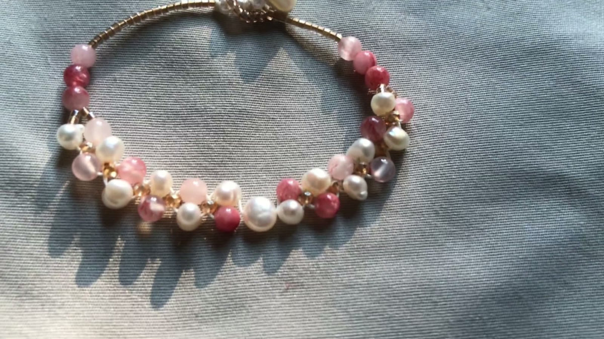 Brazalete de perlas naturales hecho a mano para muñeca delgada