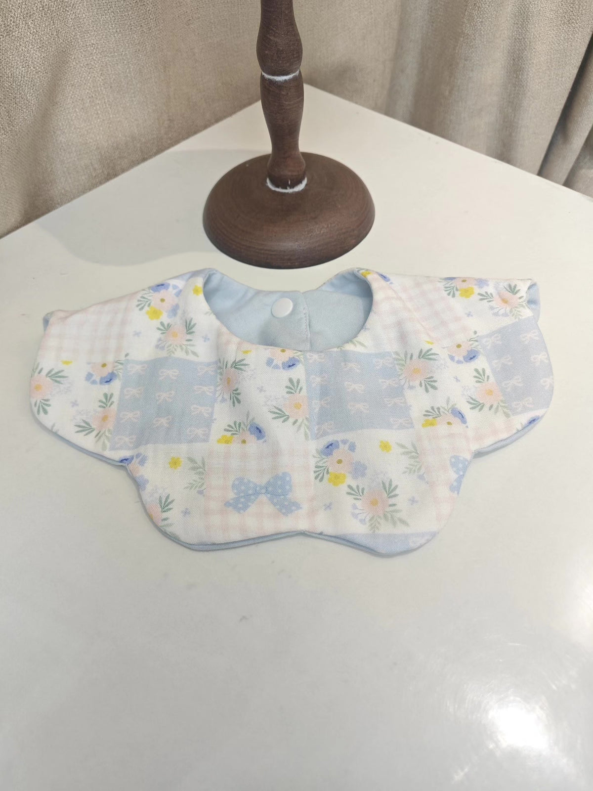 Babete de Bebé em Gaze de Algodão com Forma de Pétala