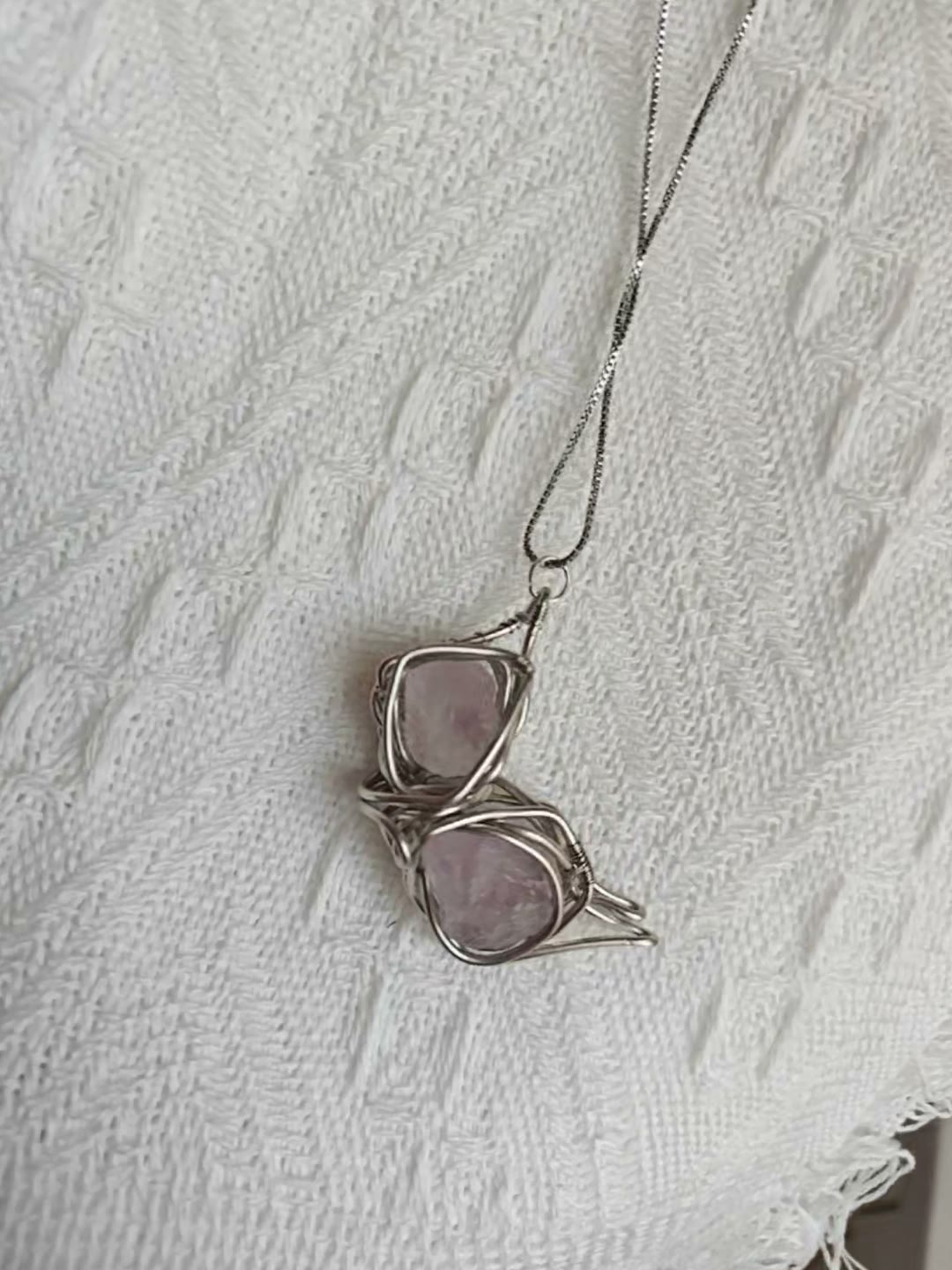 Amethyst-Schmetterlingsflügel-Halskette in Drahtoptik
