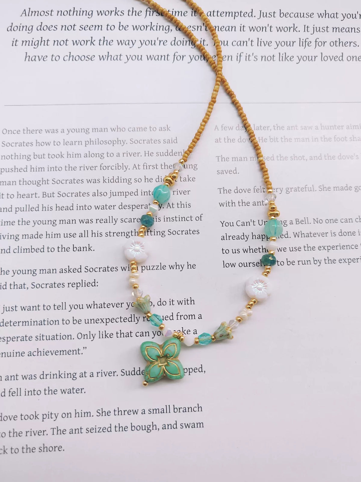 Halsband i tjeckiskt glas med pärlor och grönt blomhänge