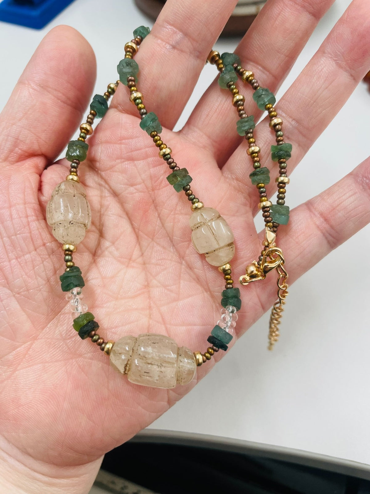 Collar de vidrio romano con cuentas blancas
