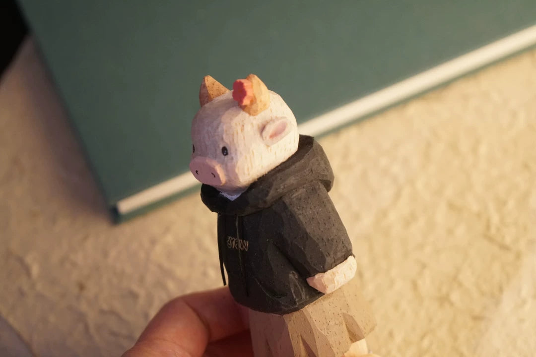 Figurine de vache en bois sculptée à la main avec fleur
