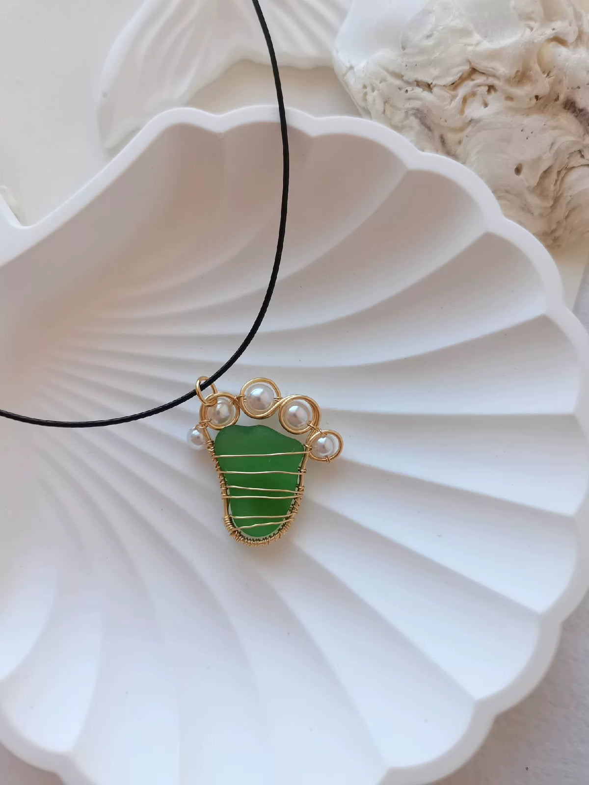 Hangerketting met smaragdgroen zeeg en berenoot