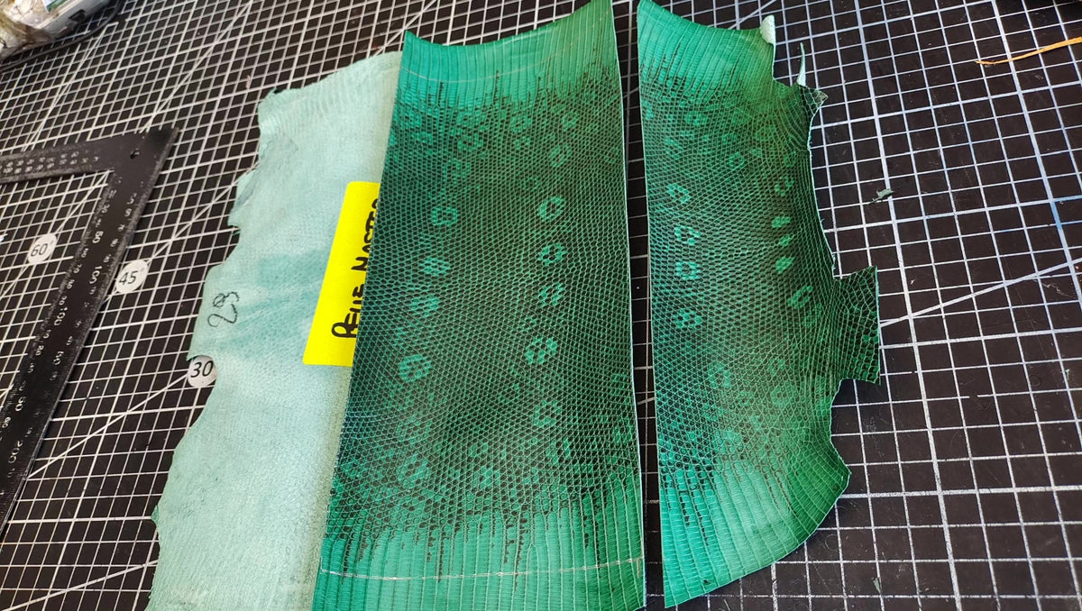 Bolsa de cordón en cuero con relieve de lagarto verde