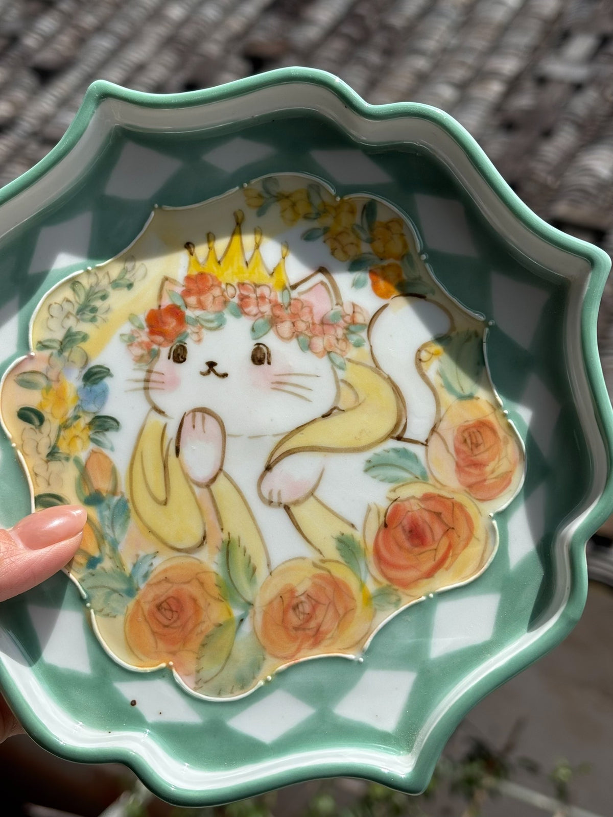 Handbemalter Keramikteller mit Katze und Blumenkranz