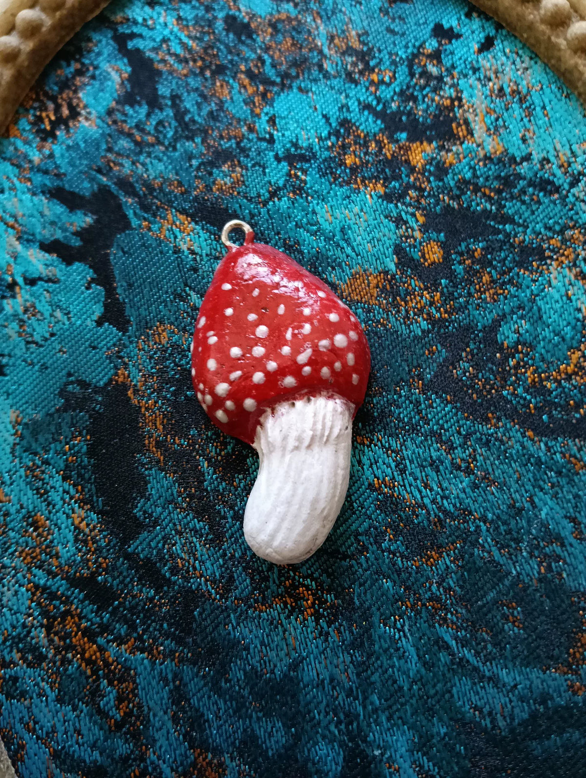 Pendentif en argile champignon rouge artisanal