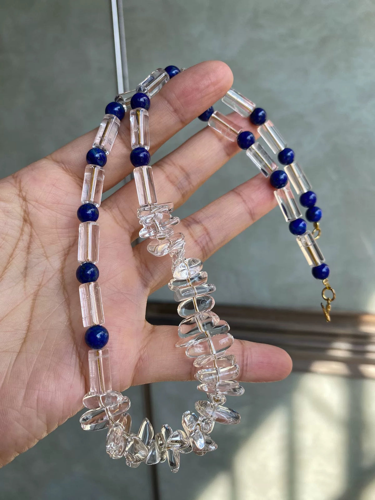 Collier de perles lapis-lazuli et cristal blanc
