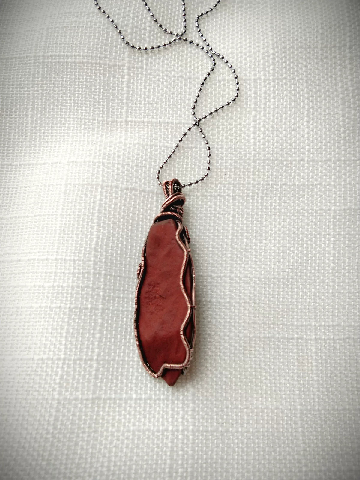 Colar com Pendente de Jaspe Alxa Gobi Vermelho em Forma de Ponta de Flecha