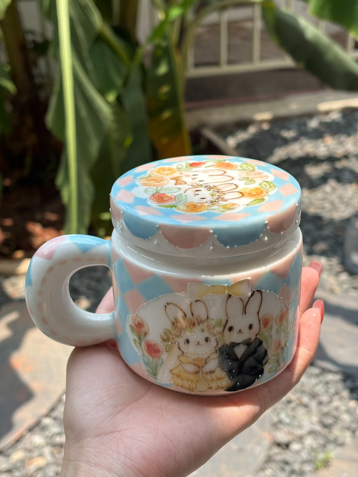 Tasse en céramique artisanale avec couvercle et couple de lapins