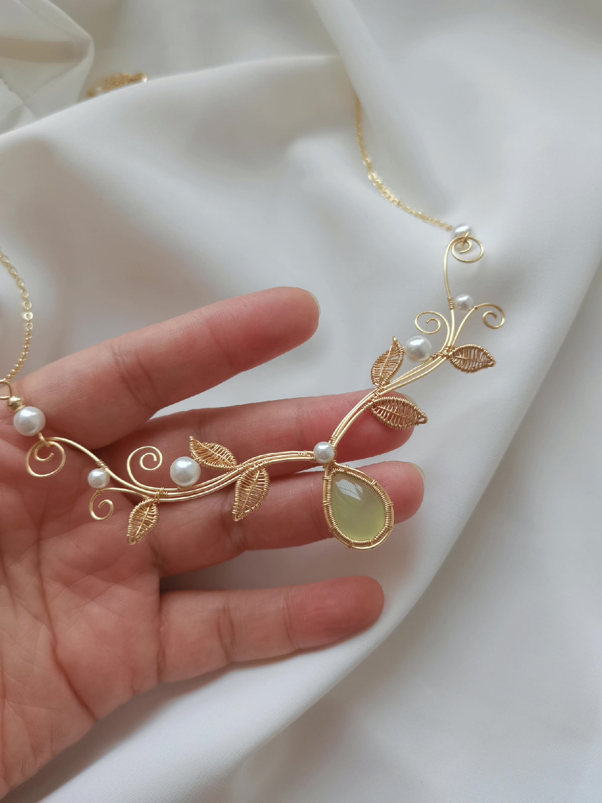 Halsband med prehnit och rankmotiv