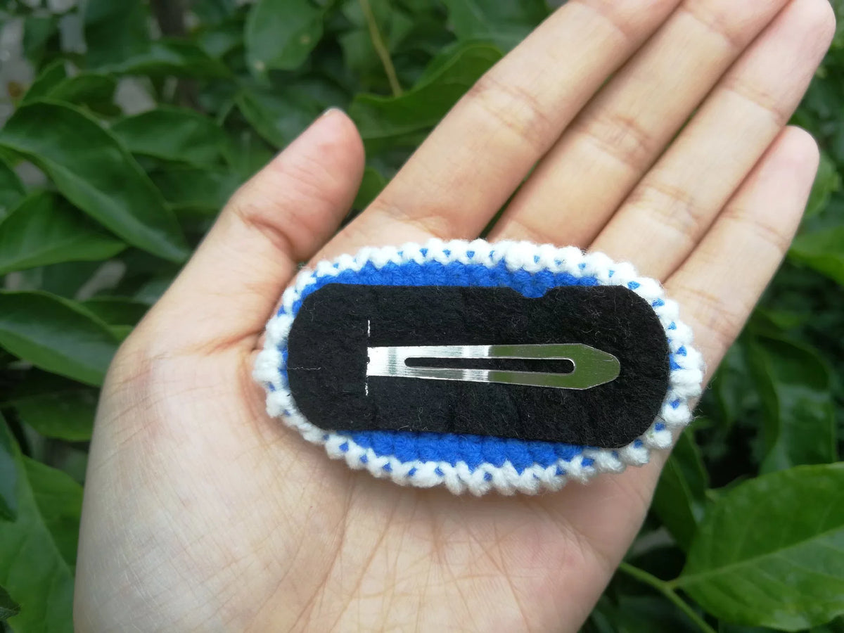Pin para el pelo de crochet con margarita azul