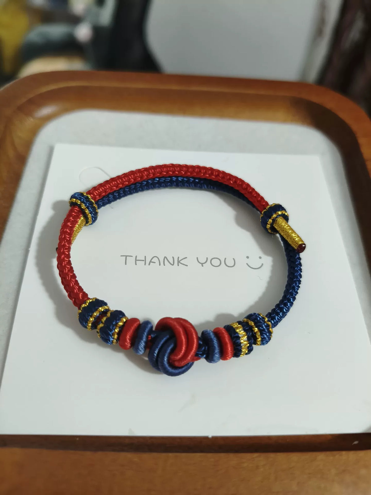 Pulseira de Cordão Vermelho e Azul Marinho Trançada à Mão com Detalhes Dourados