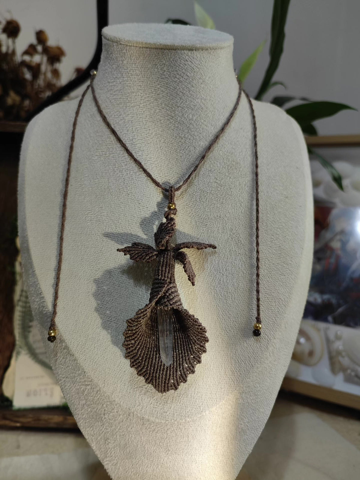 Collier en cristal avec arum en cordon tressé à la main