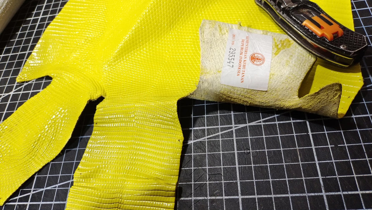Monedero de cordón en cuero de lagarto amarillo