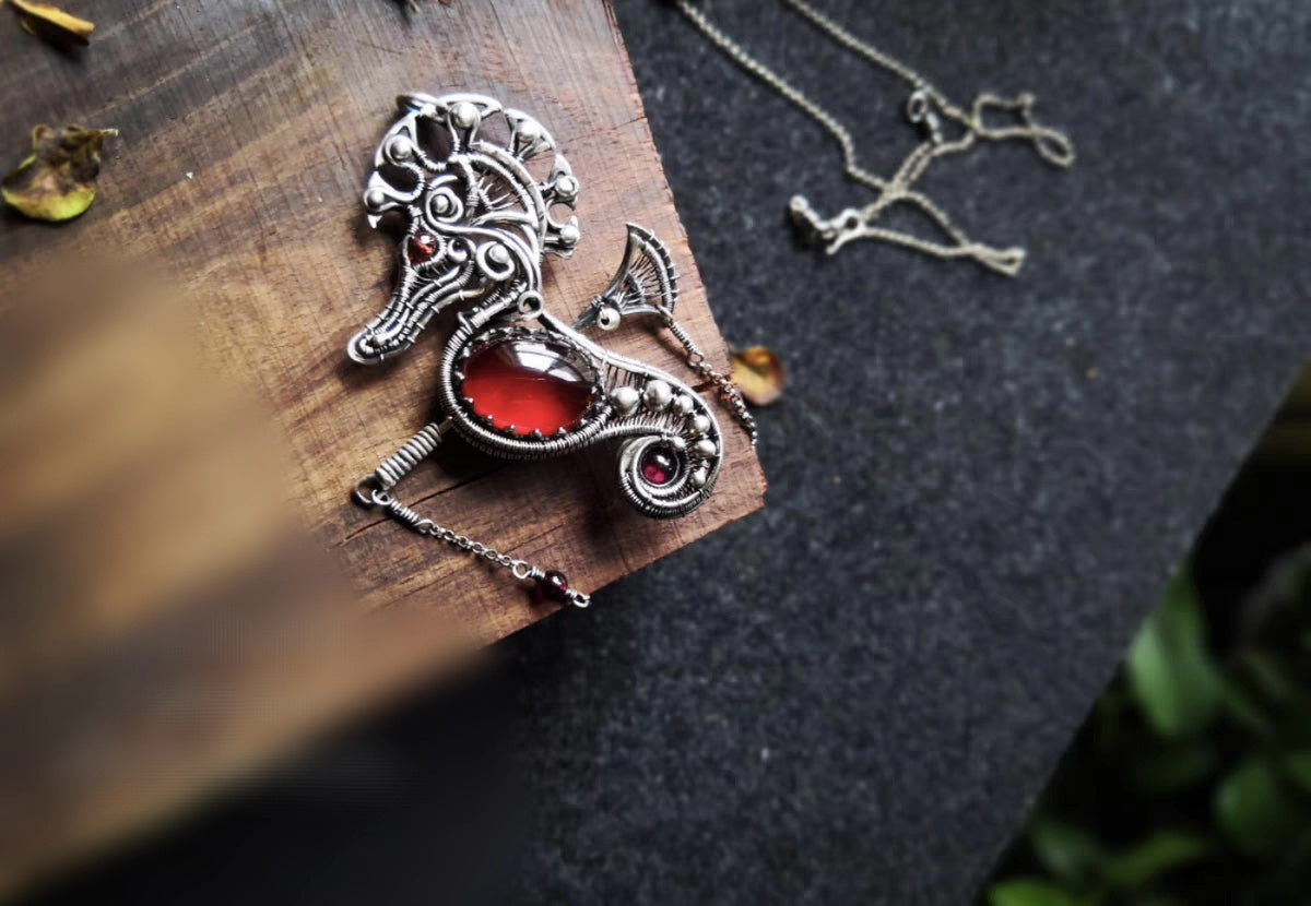 Broche et pendentif d'hippocampe en grenat et argent pur 99 % fait main