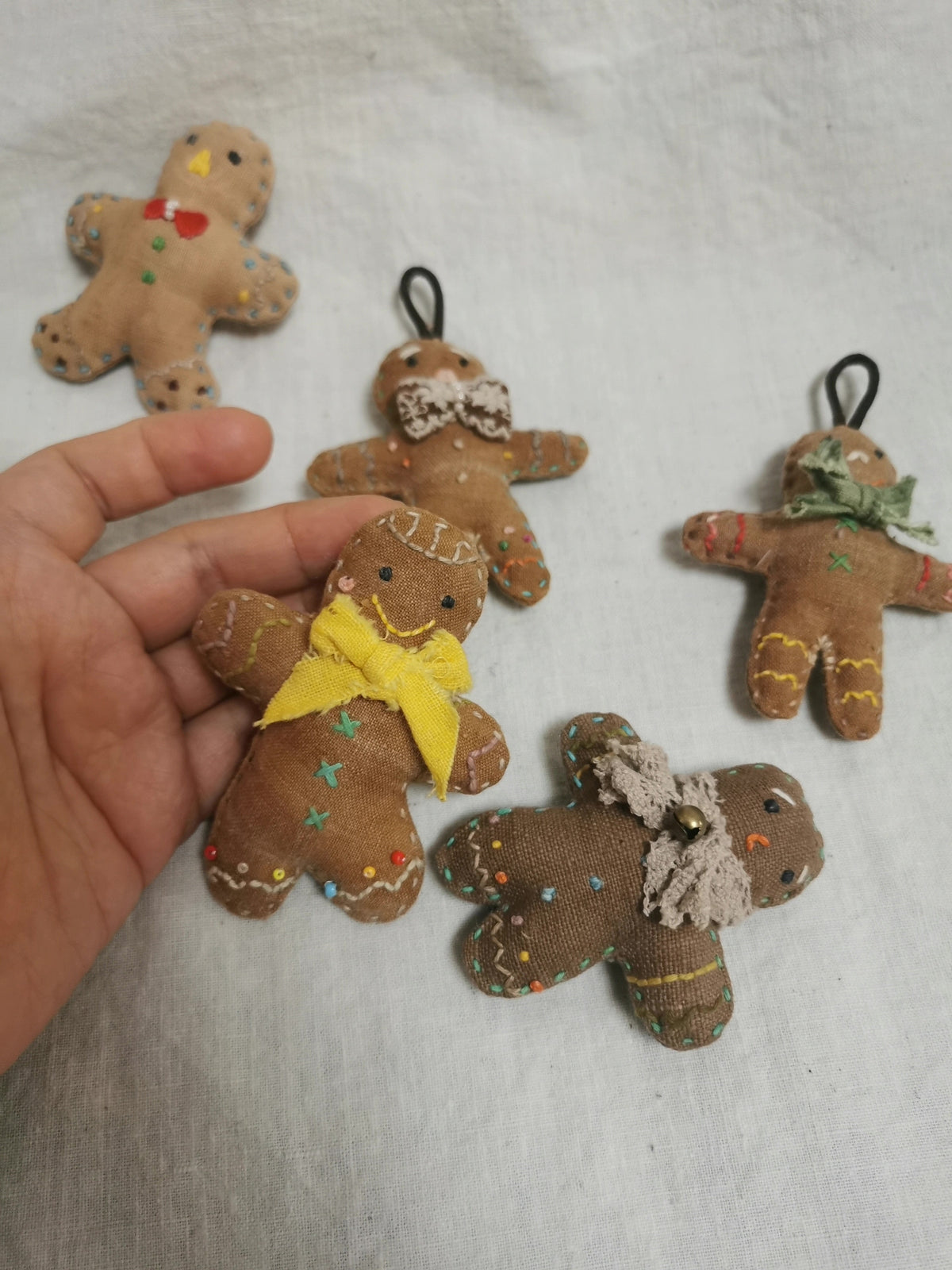 Handgefertigte Lebkuchenmann-Figuren aus grobem Gewebe