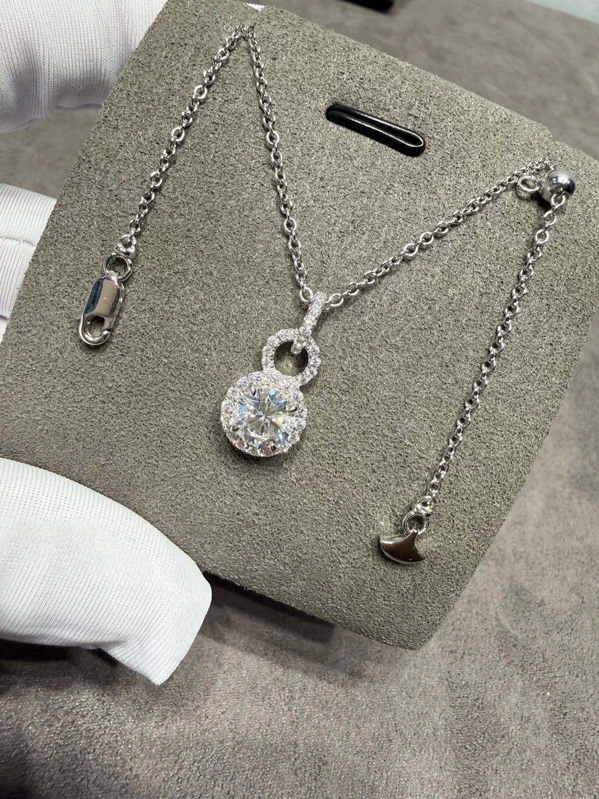 Collar de halo de doble anillo con baido en rodio