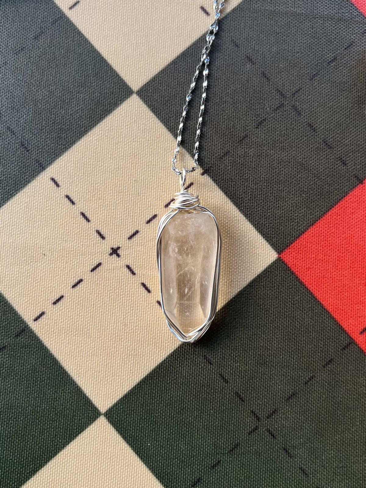 Colar com Pendente de Cristal de Quartzo Branco Enrolado à Mão