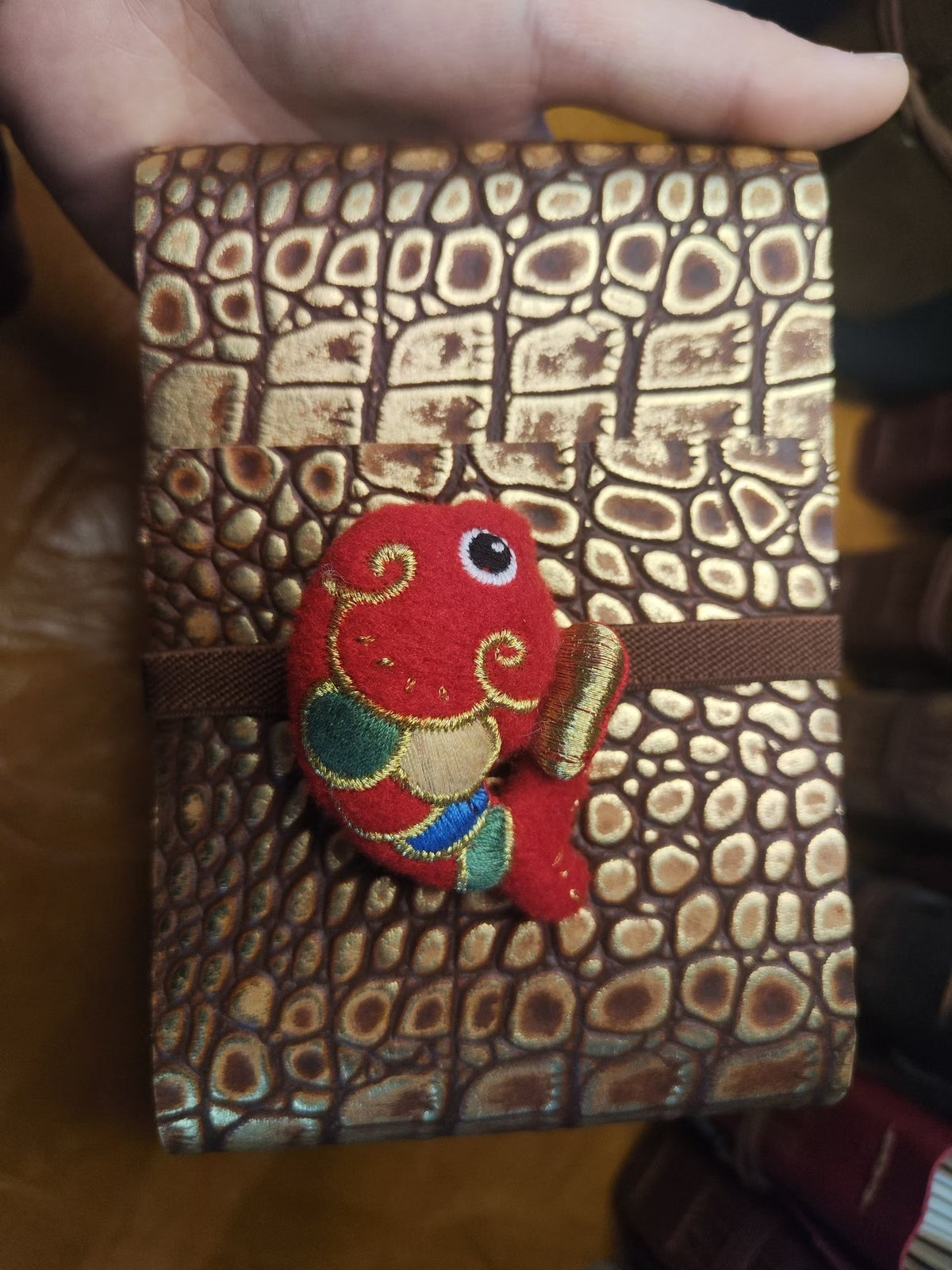 Carnet en cuir embossé crocodile avec breloque poisson