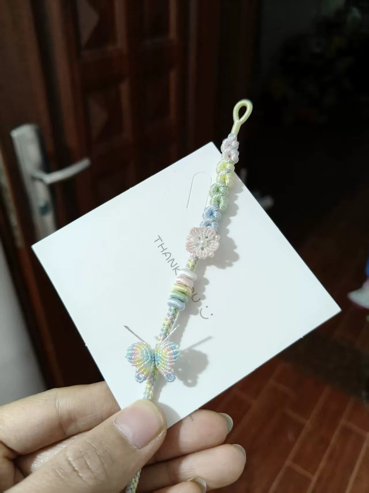 Pulseira Tecida à Mão Arco-Íris com Flor e Borboleta Amarelo Cremoso