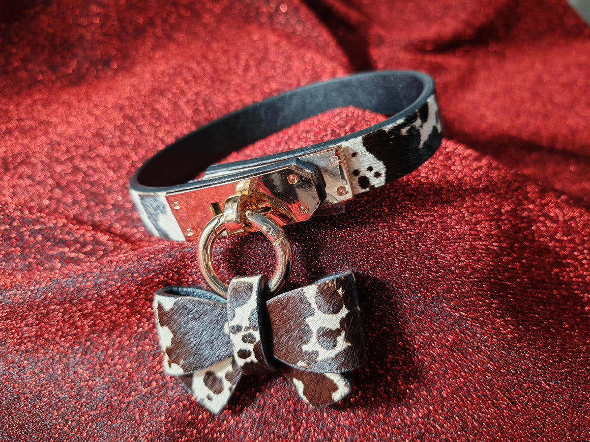 Collar Kelly de Crin de Caballo Estampado Vaca con Herrajes Dorados