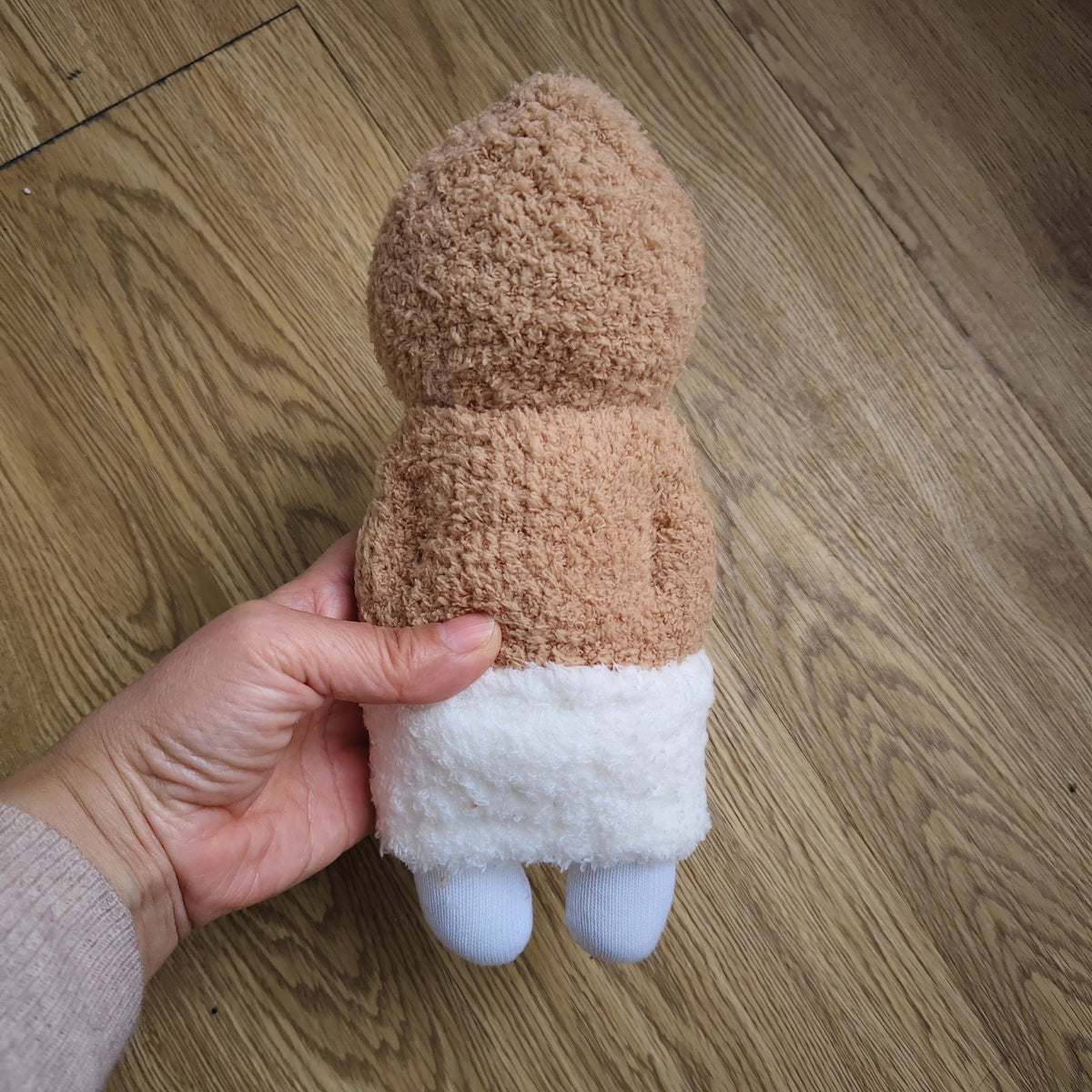 Boneca de meia feita à mão castanha e branca 23 cm