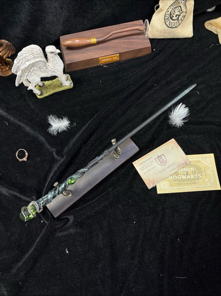 Handgefertigter Zauberstab aus Birkenholz im Slytherin-Stil