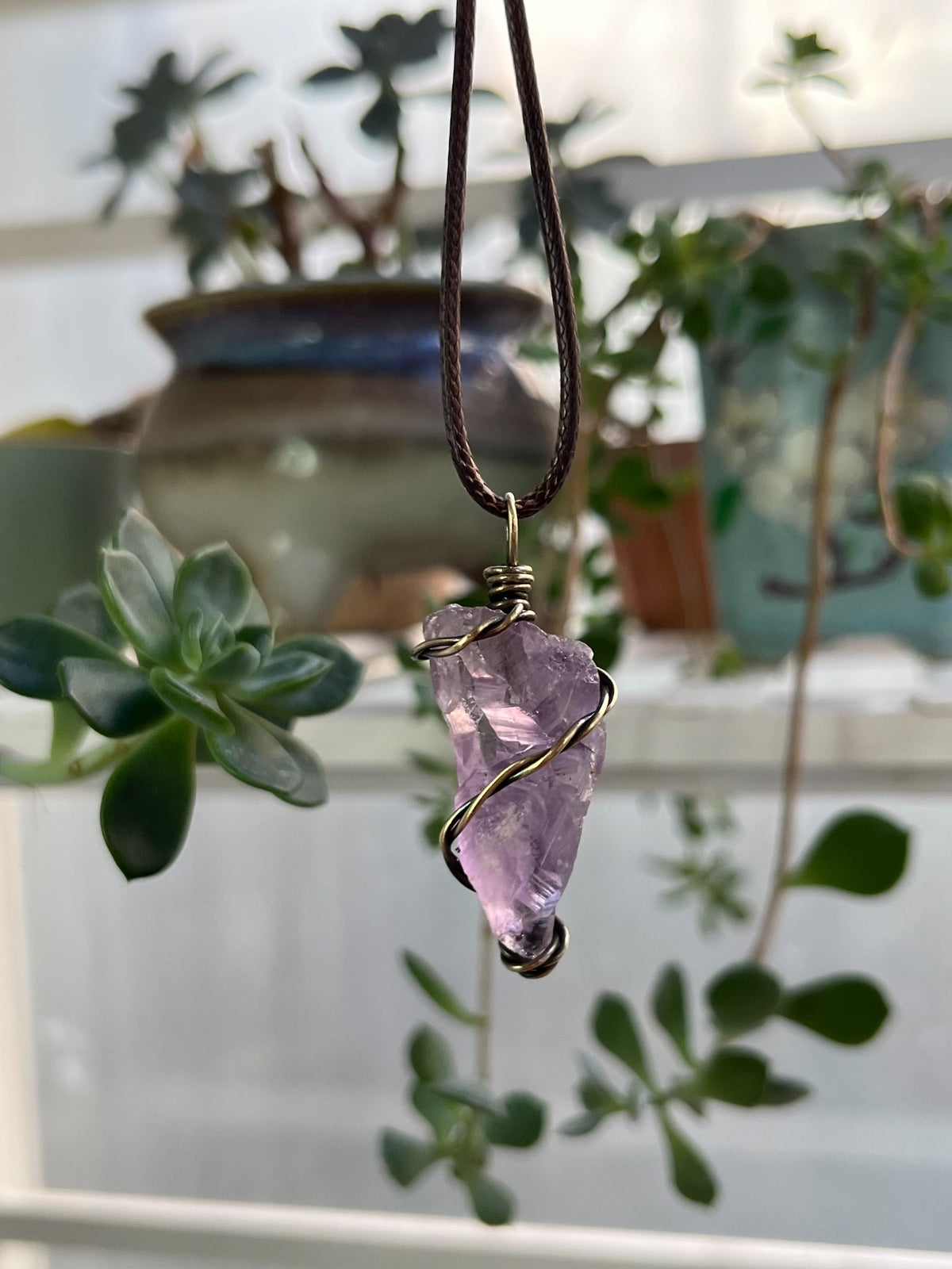 Pendente de Cristal de Ametista Bruta e Fio de Latão