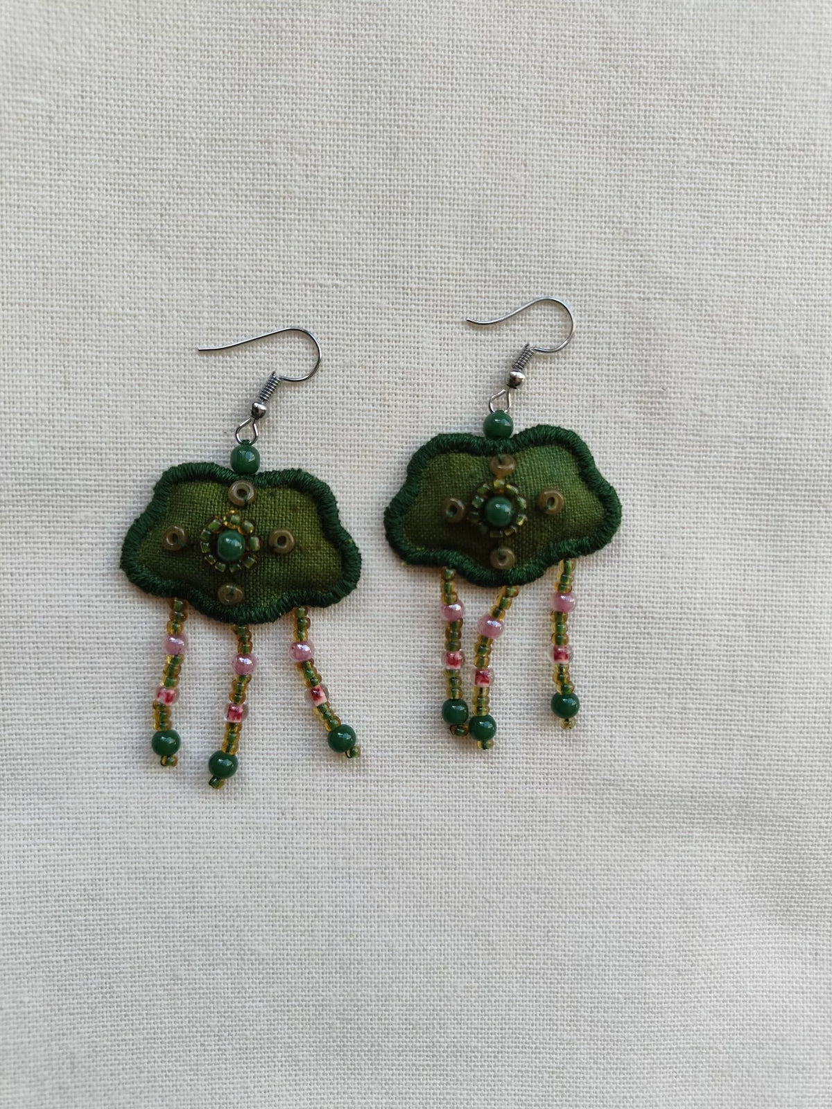 Boucles d'oreilles artisanales en tissu vert et perles