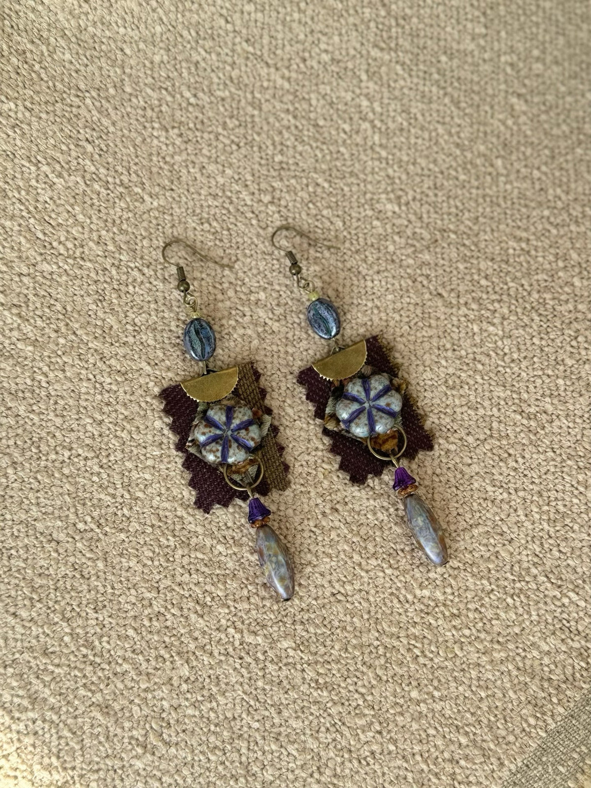 Boucles d'oreilles artisanales bohèmes en tissu bordeaux
