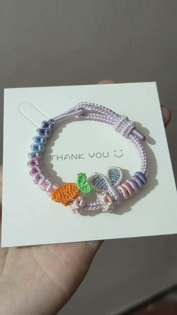 Handgemaakt paars gevlochten armband met wortel en konijn charm