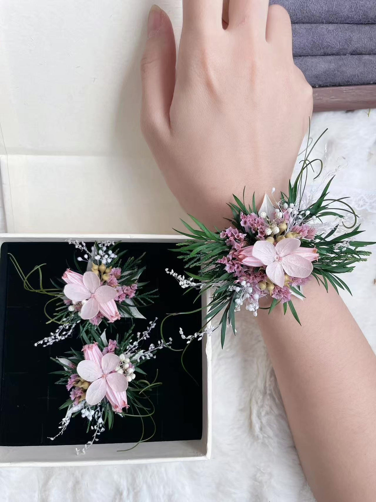 Set di accessori floreali in mugiglio conservato rosa: anello, boutonnière e polso