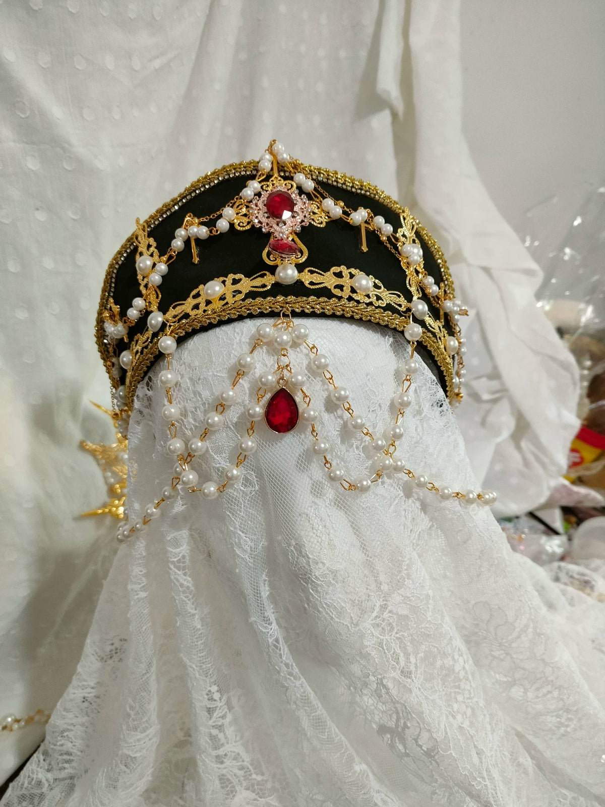 Schwarze und rote Tudor-Krone mit Goldfiligran