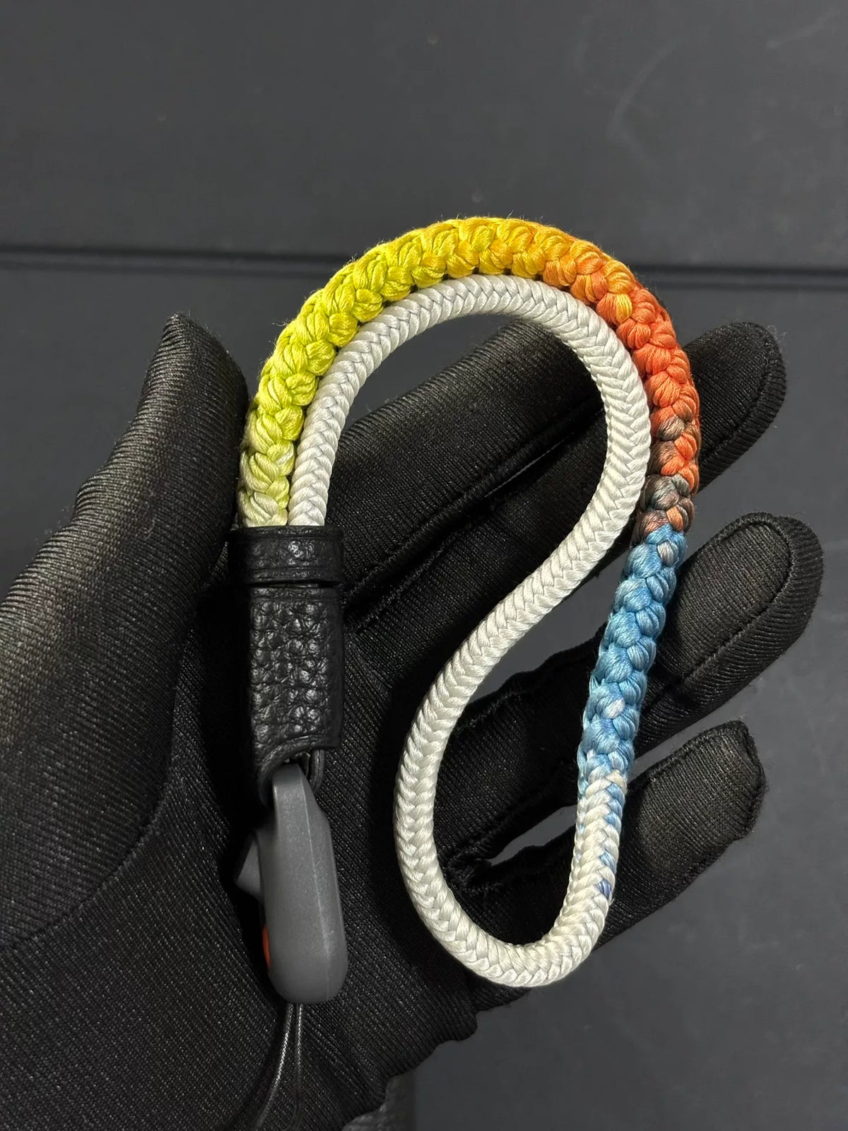 Pulseira para Câmara em Seda Trançada à Mão