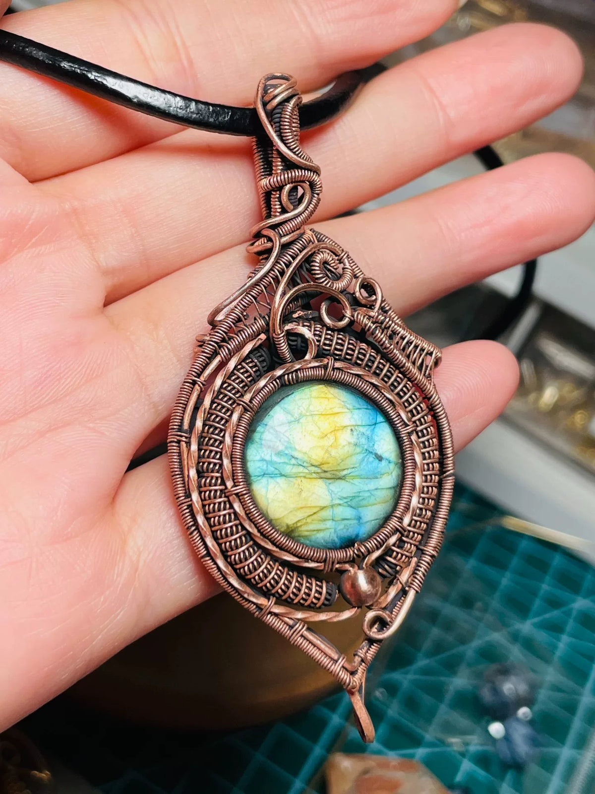 Collier pendentif en labradorite torsadé de fil de cuivre