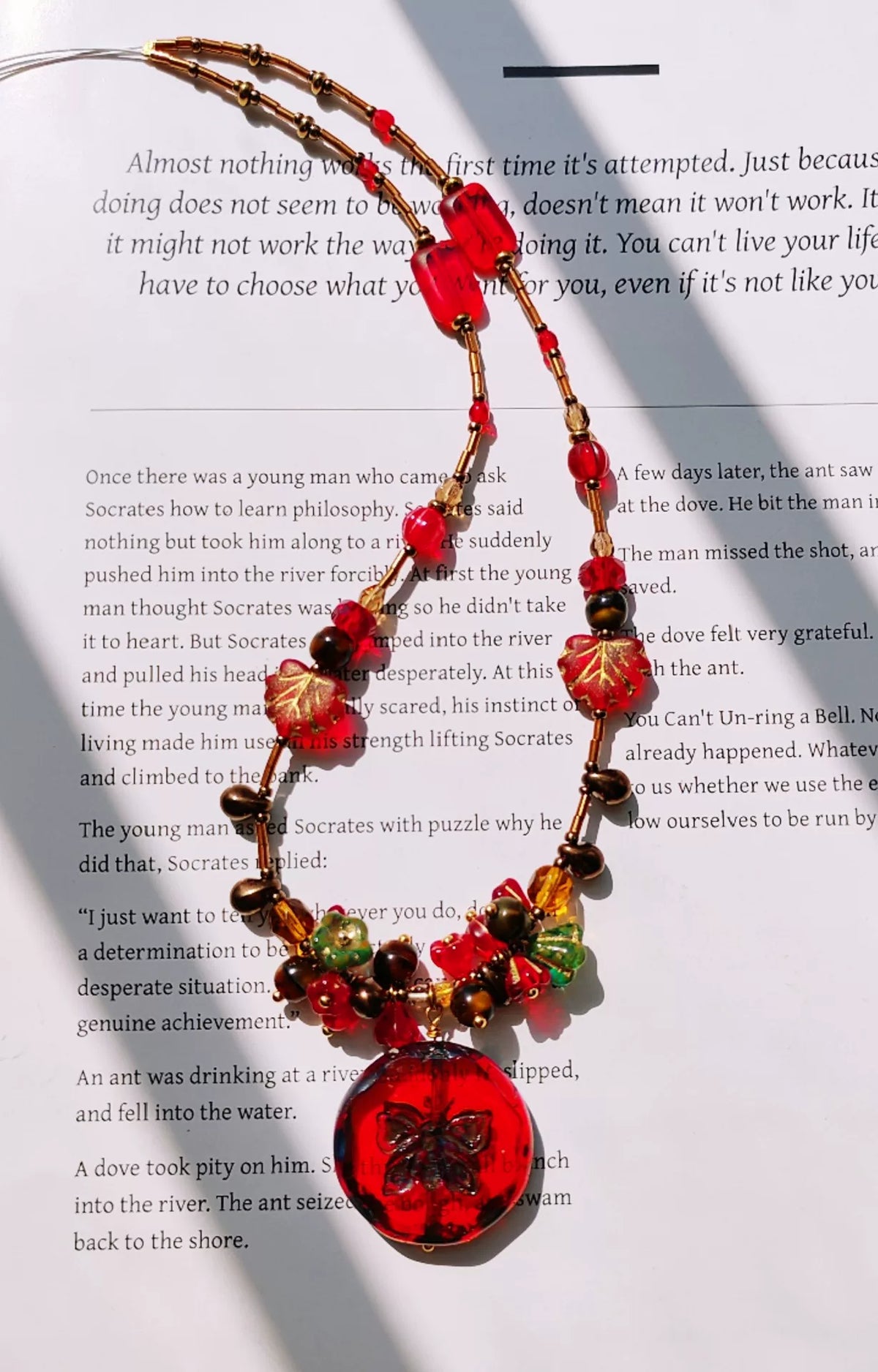 Ketting met rode Tsjechische glazen vlinderhanger