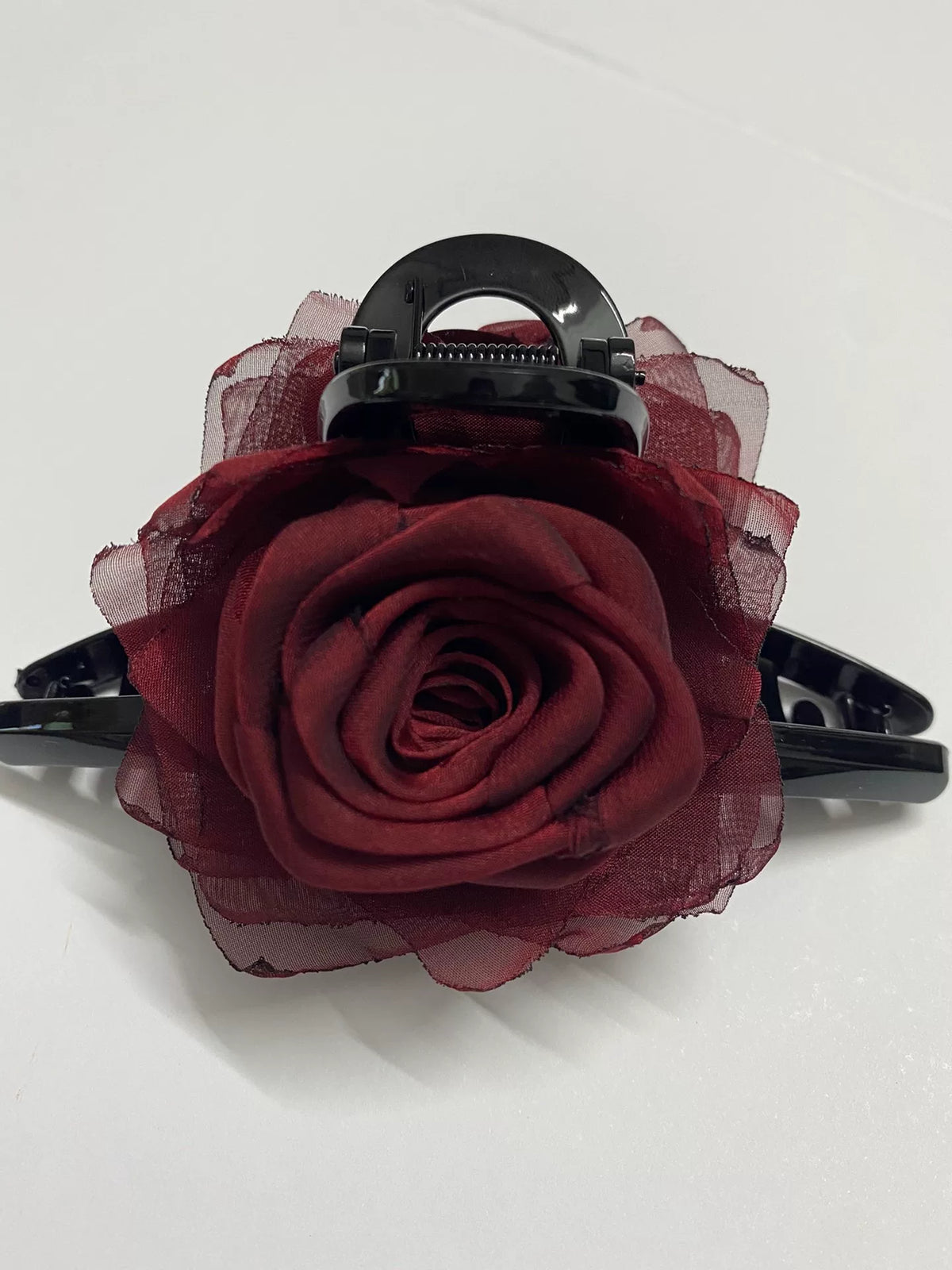 Grande pince à cheveux avec rose en tissu rouge foncé