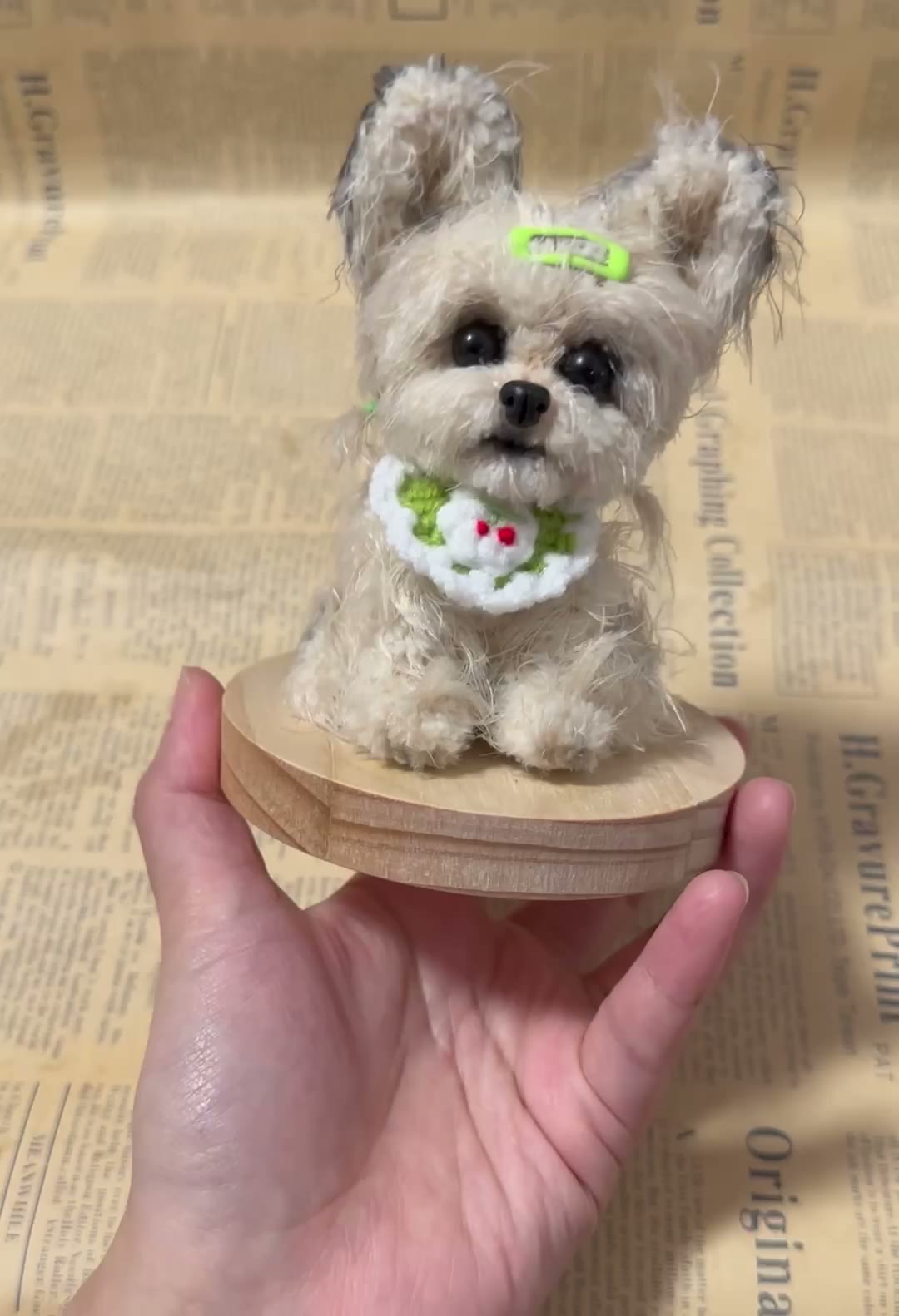 Handgefertigte Plüsch-Hundefigur auf Holz-Sockel