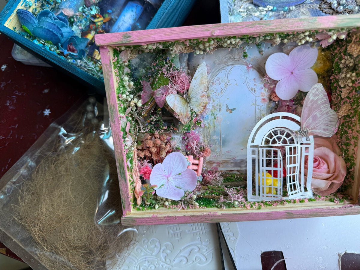 Handgefertigte Collage-Kunst im rosa Holzrahmen