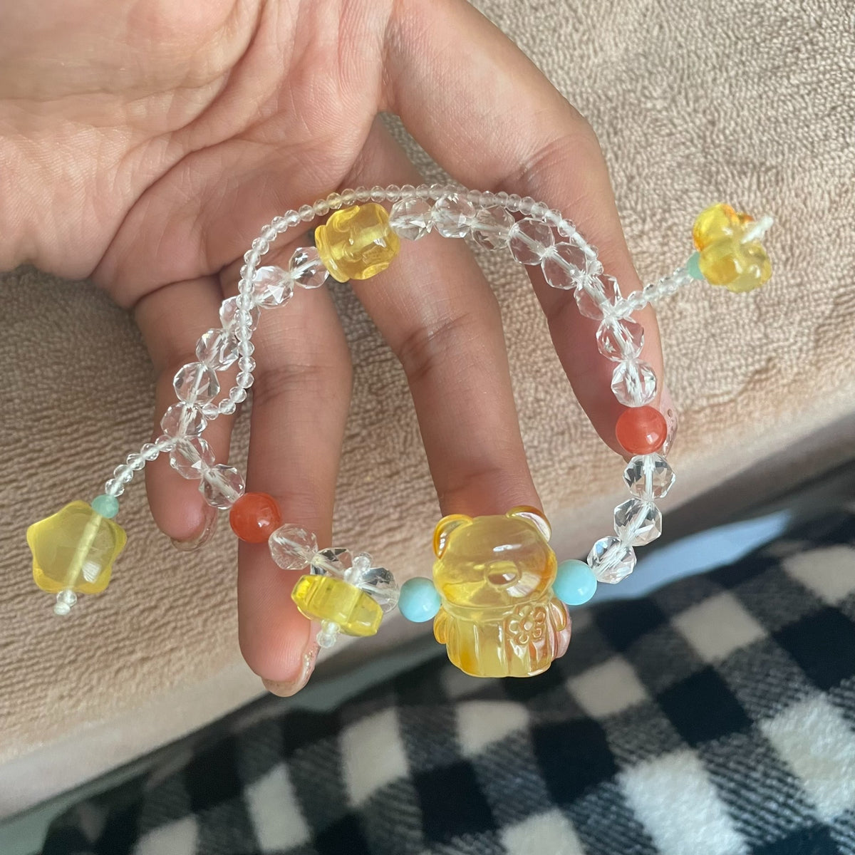 Armband med bärnstensbjörn, vit kristall och tofsar